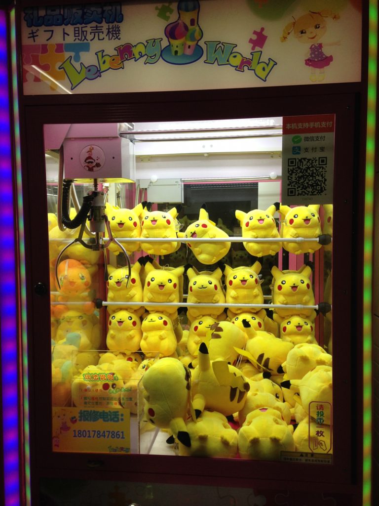 ピカチュウがいっぱい。地下鉄のホームにて。