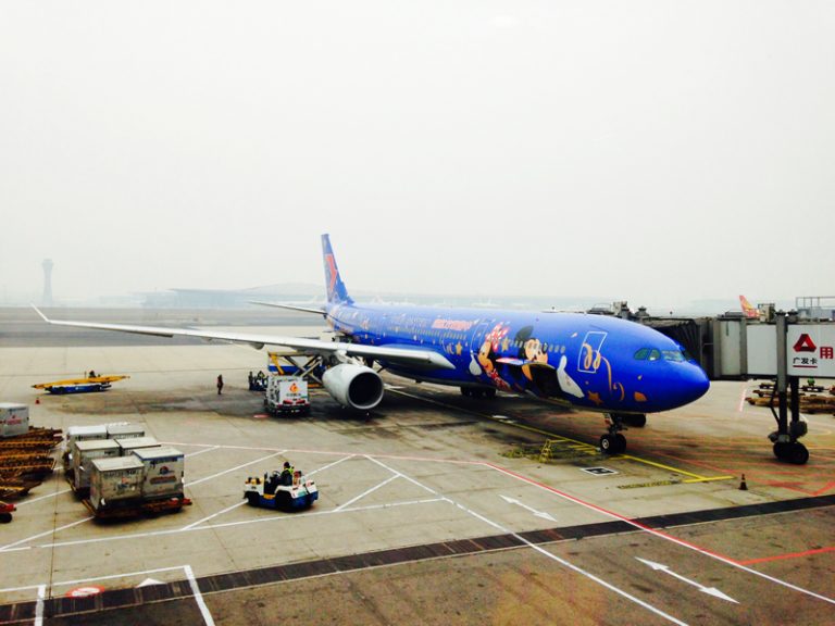 東方航空にミッキー＆ミニー登場。