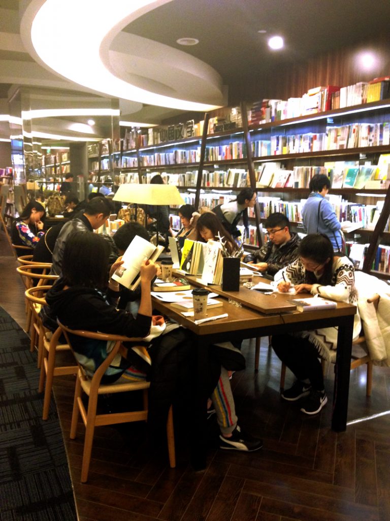 図書館ではなく书店（Shūdiàn）：本屋です