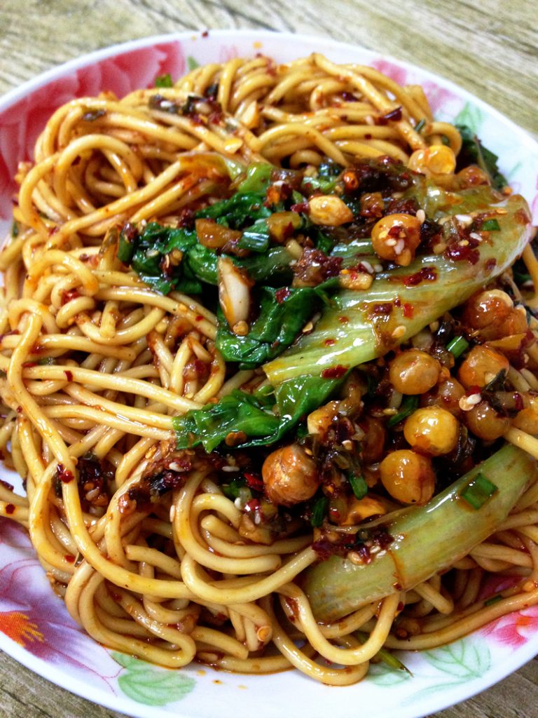 上海で重慶小面（Chóngqìng xiǎo miàn）の干拌（スープ抜き）
