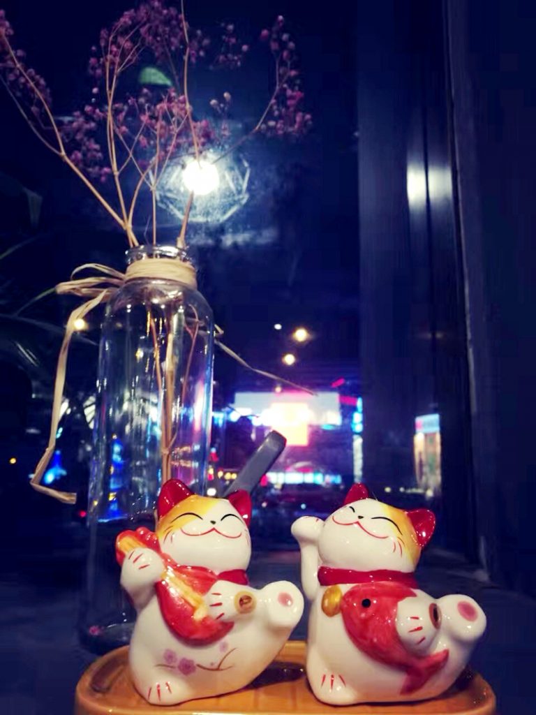 鯛を持って踊る招财猫（Zhāo cái māo）：招き猫