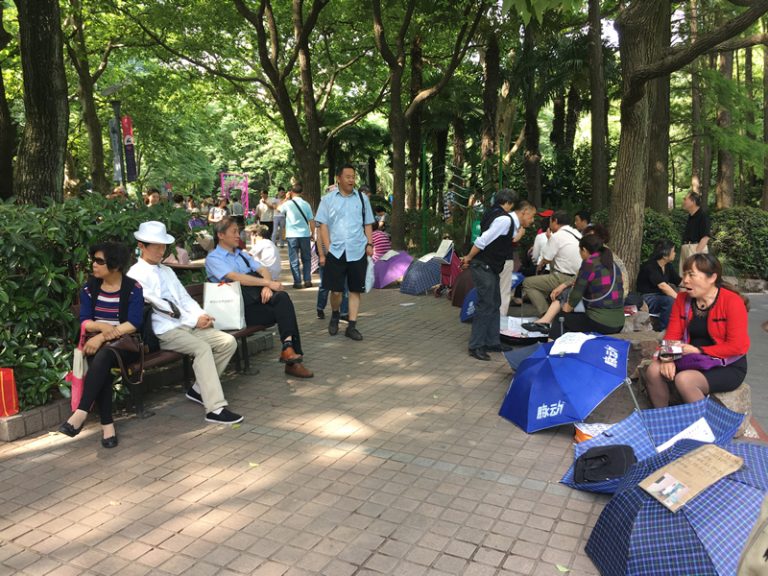 人民広場の相亲广场（Xiāngqīn guǎngchǎng：お見合い広場）