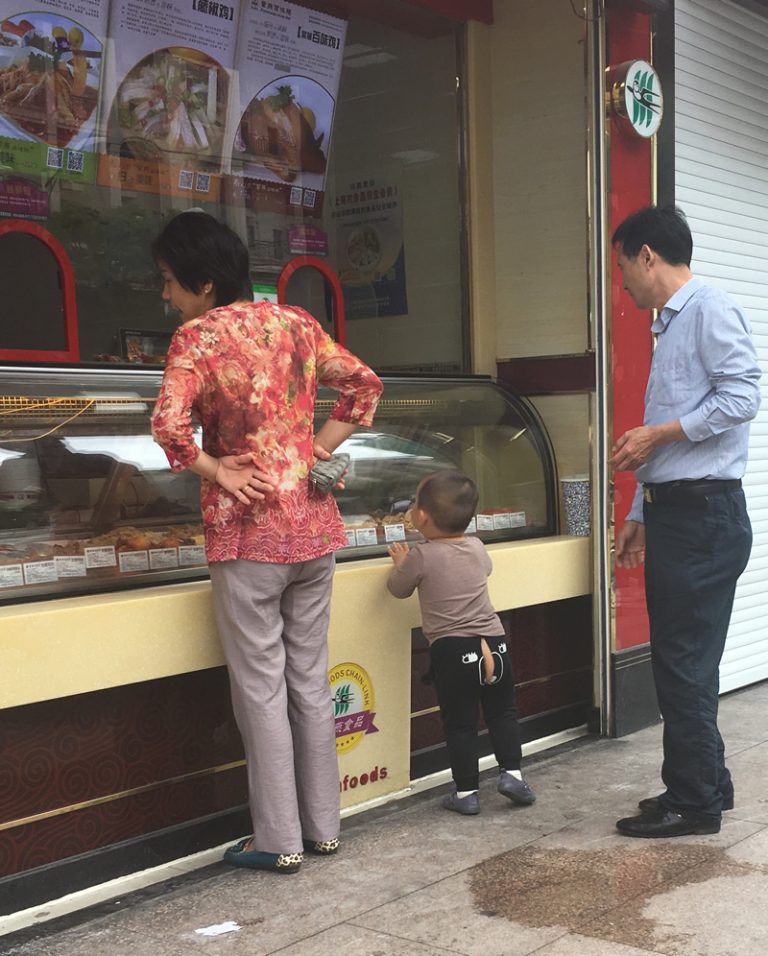 お尻割れパンツ