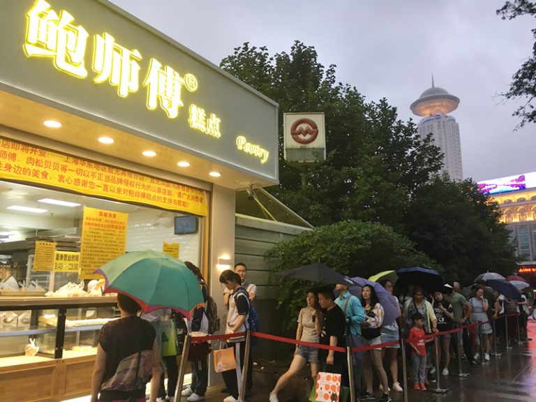 行列のできるケーキ屋さん「鲍师傅（Bào shīfù）」