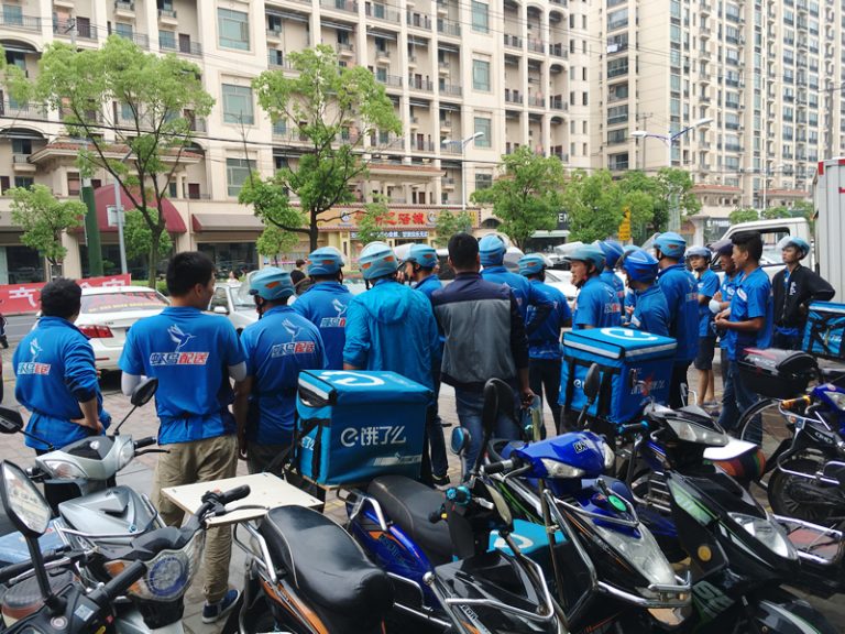 外卖队(Wàimài duì：出前隊)の朝礼
