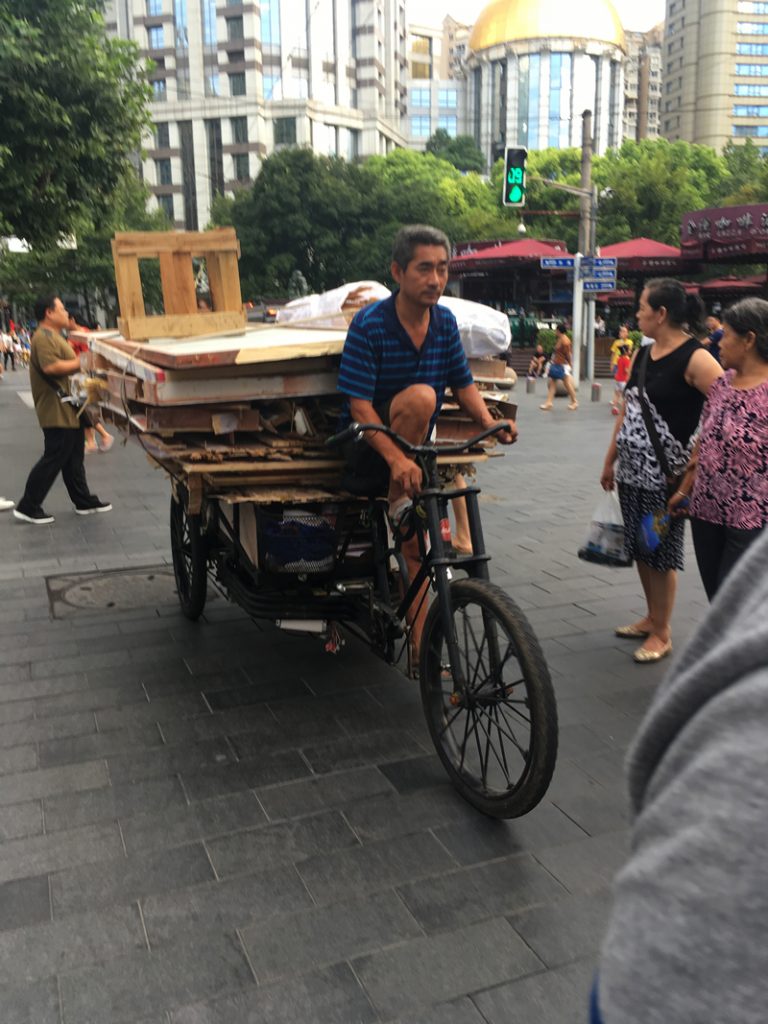 南京東路（Nánjīng dōnglù）を横断中