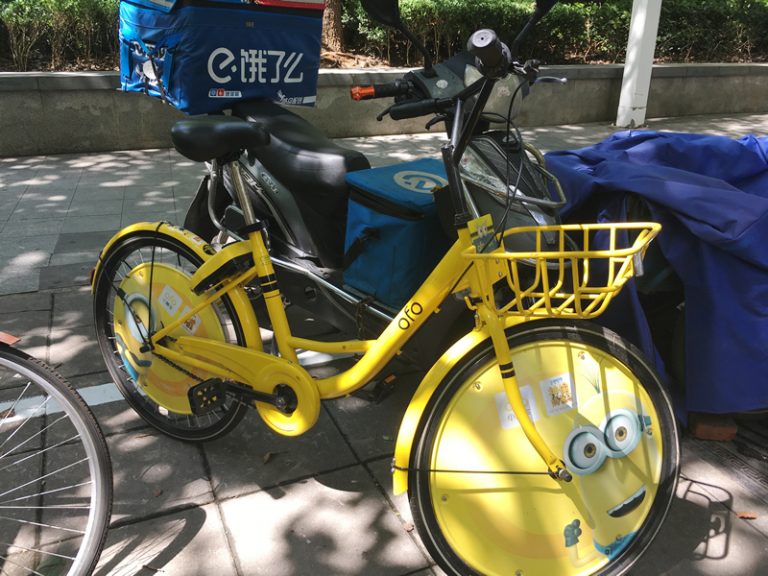 シェア自転車にミニオン登場
