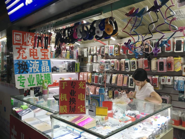 「专业换屏」（Zhuānyè huàn píng：専門のスマホ画面交換店）