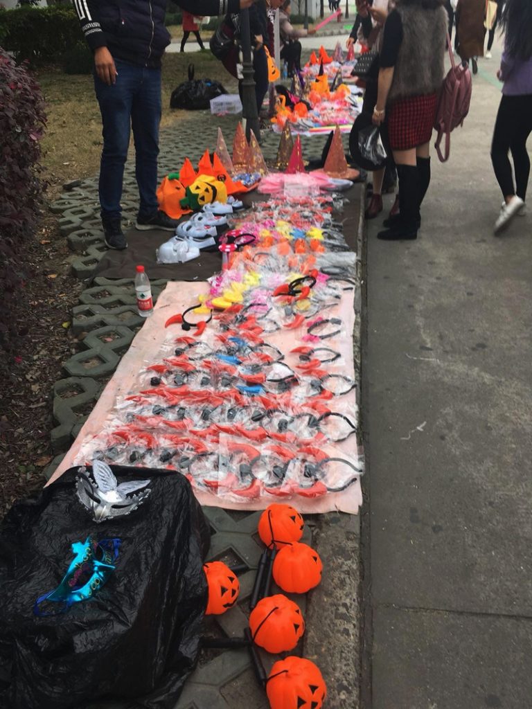 地下鉄の駅からハロウィン