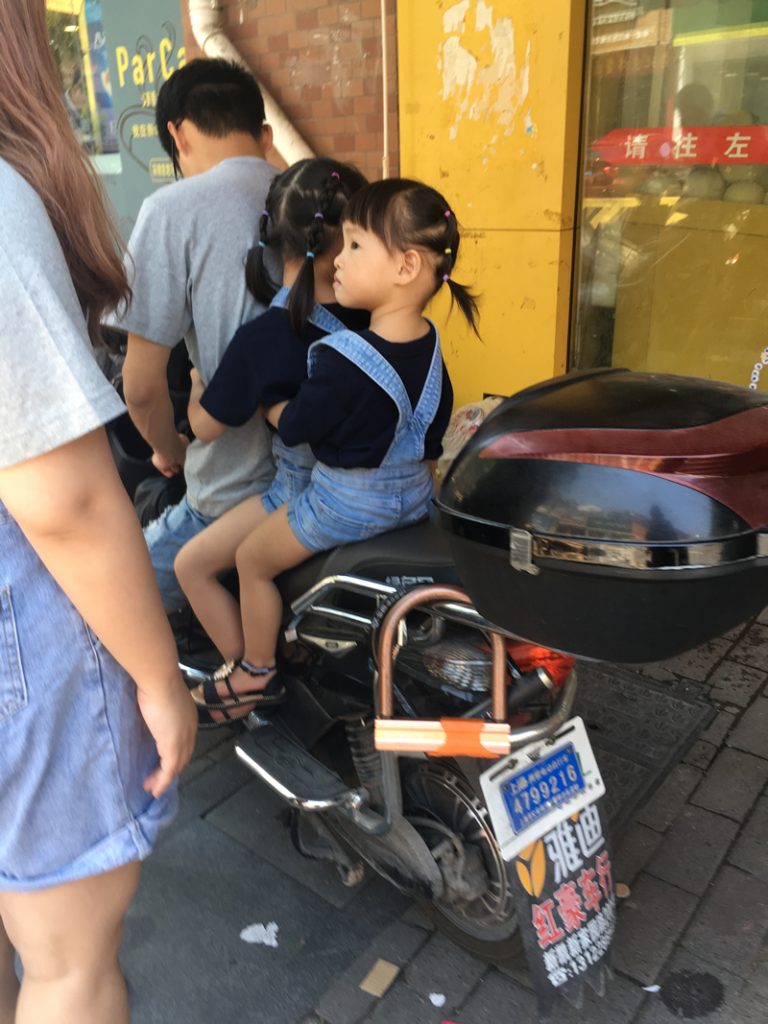 双胞胎三人座（Shuāngbāotāi sān rén zuò）
